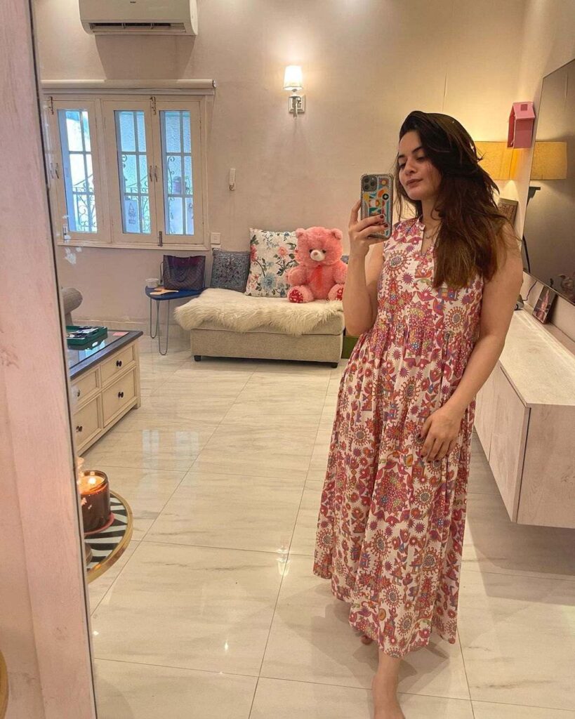 Minal Khan sums up everyone's Monday mood with a no-makeup selfie: 'Ready for rain'