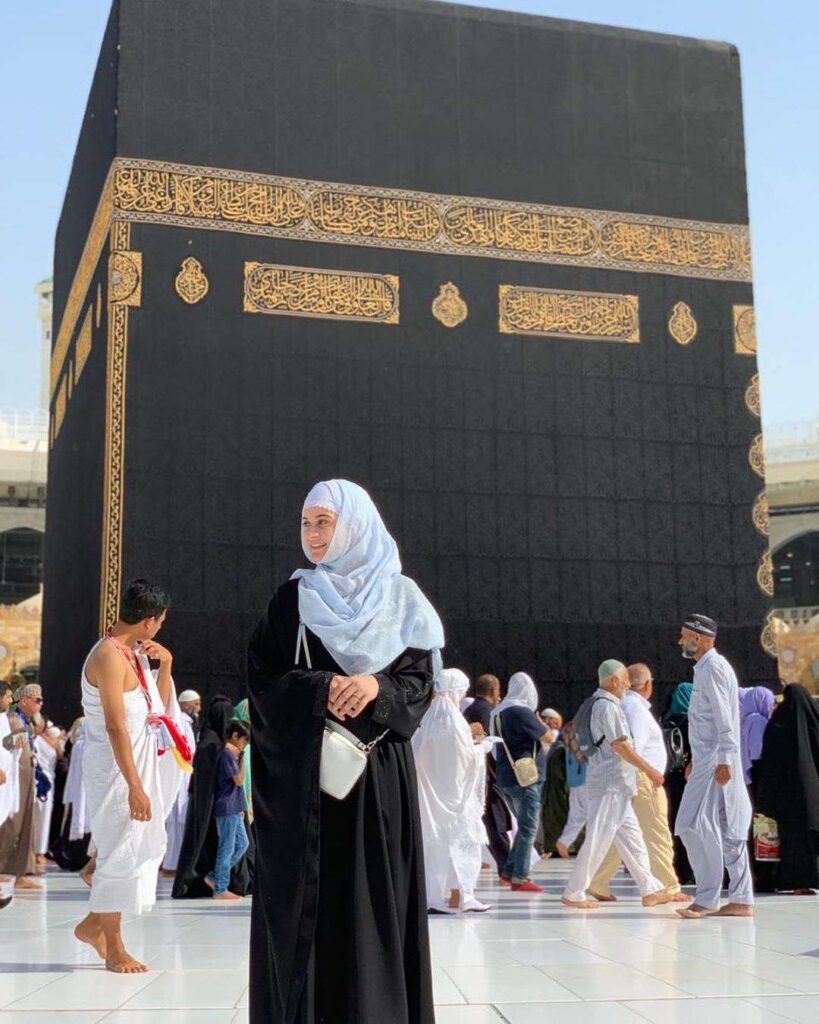 Aiman Khan jets off to Mecca to perform Umrah with husband Muneeb Butt and family, shares pics from 'dream trip'