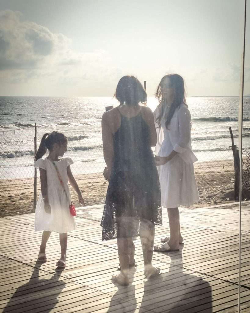 Hira Tareen prepossessing pictures with family  from beach