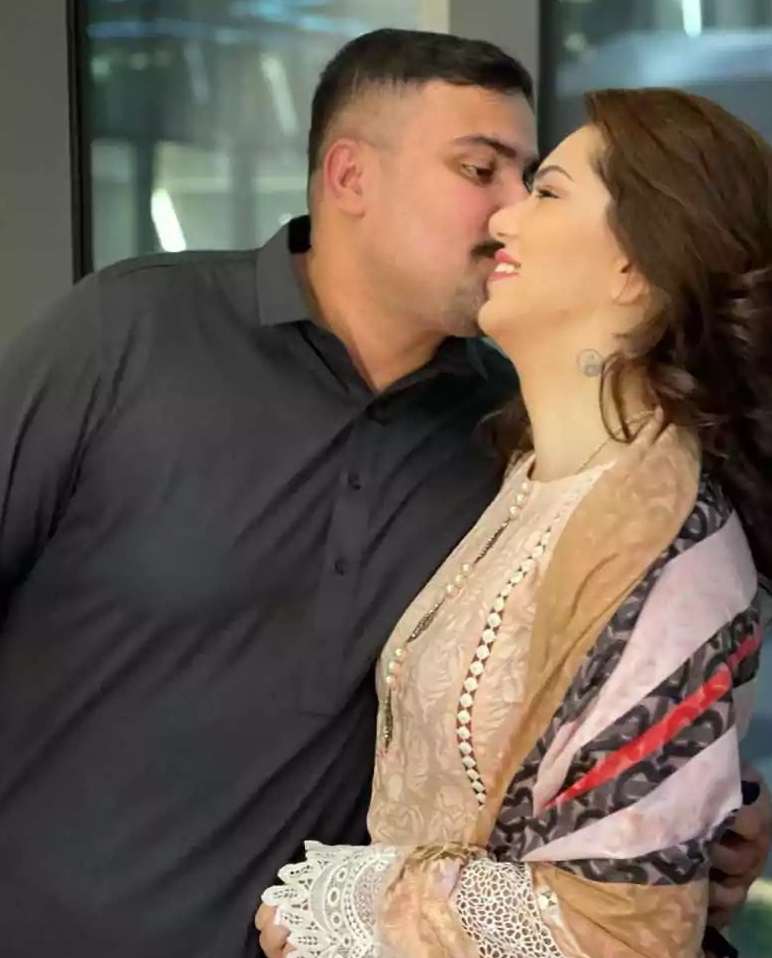 10 most loving celebrity husbands from Lollywood who are real heroes to their wives