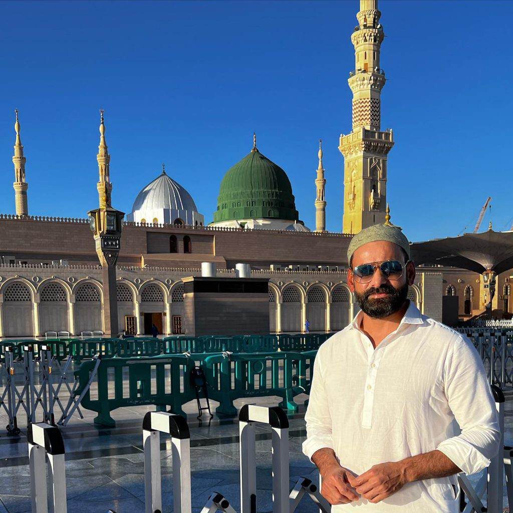 Pakistani cricketer Mohammad Hafeez performs Umrah with family
