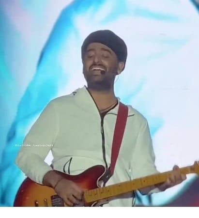 Bollywood singer Arijit Singh sings Ali Sethi and Shae Gill's Pasoori in a live concert
