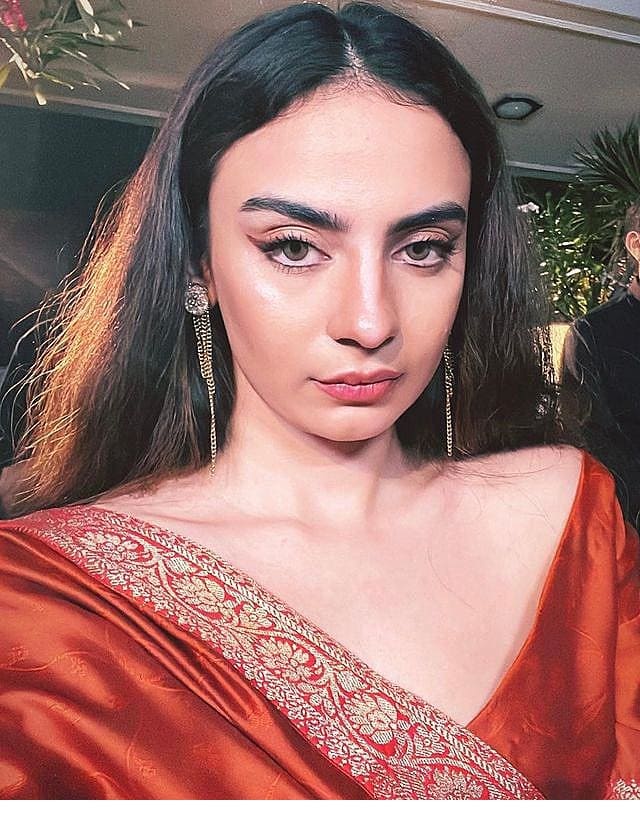 Mehar Bano, new hottie in town knocks out fans with her lusciously cute mini frock