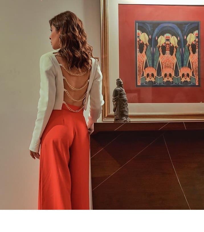Ayesha Omar stuns fans with her strikingly gorgeous backless