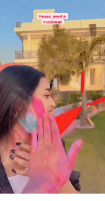 Ayesha Mano's cheerful holi celebrations in Lahore set social media abuzz