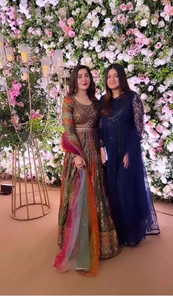 Mother-daughter duo Shaista Lodhi and daughter Emaan sizzle at wedding reception