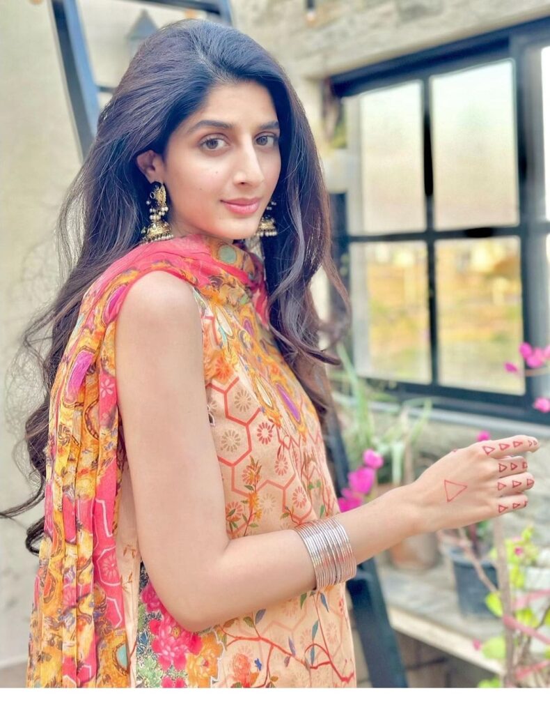 Mawra Hocane dazzles in Eid photos, Boldly showing off her shaved ARMPITS