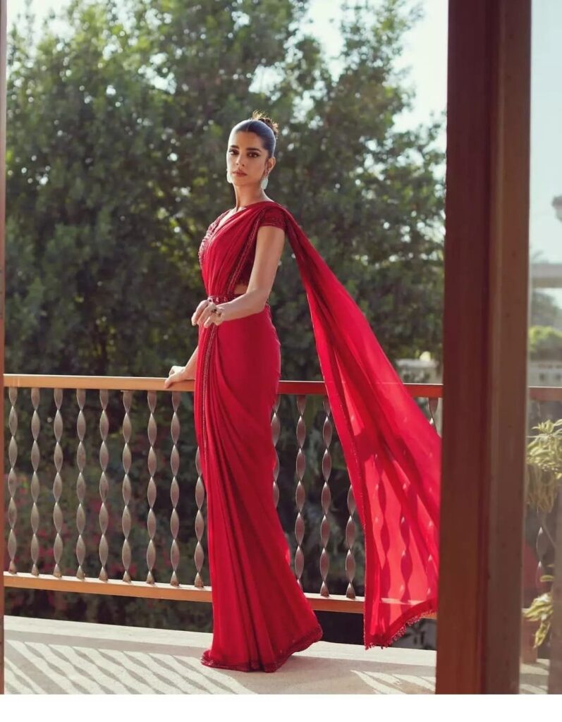 Sanam Saeed steals hearts with new sizzling photos in red saree