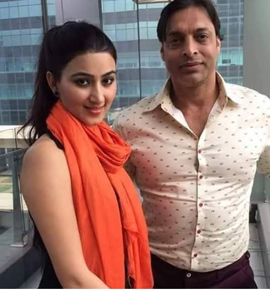 Shoaib Akhtar's Beautiful Pictures with His Daughter and Wife